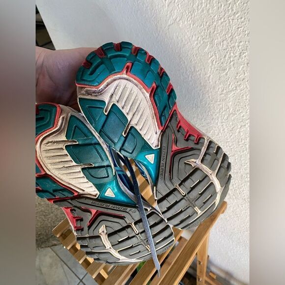 Brooks - Picture 3 of 6